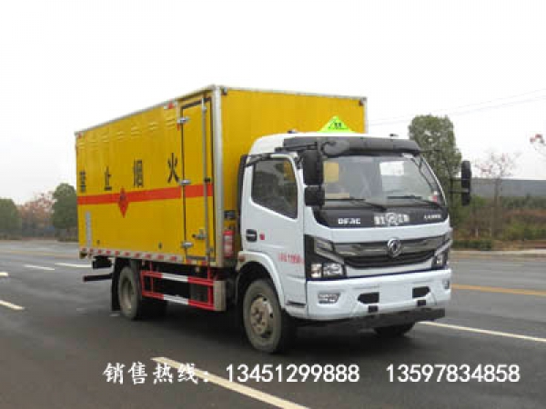 東風(fēng)多利卡易燃?xì)怏w廂式運(yùn)輸車(chē)(國(guó)六)