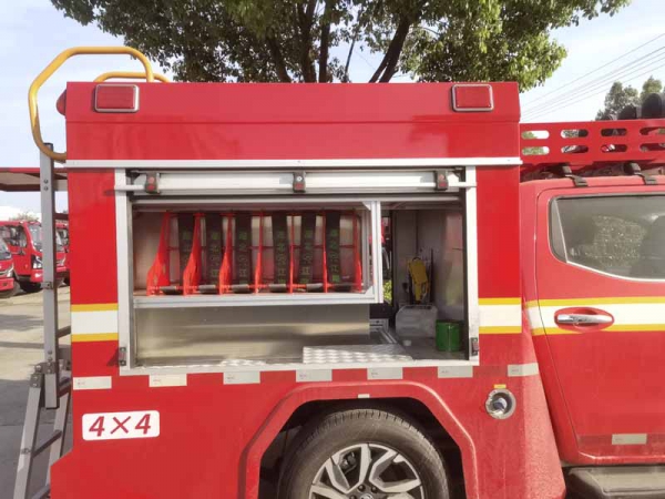 東風(fēng)銳騏雙排四驅(qū)器材消防車(chē)(4×4)